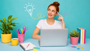 En färgstark och positiv arbetsmiljö med en leende kvinna som sitter framför en laptop vid ett skrivbord. Hon håller en rosa penna mot tinningen och ser fundersamt uppåt, medan en ritad glödlampa och en pil syns i bakgrunden som symboler för idéer och problemlösning. På skrivbordet finns färgglada pennor, anteckningsblock, kaffekopp, växter och böcker i rosa, gult och turkost. Bilden förmedlar kreativitet, struktur och smart arbete med AI och problemlösning. Den är rätt fjantig, ärligt talat.