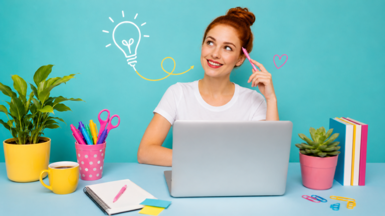 En färgstark och positiv arbetsmiljö med en leende kvinna som sitter framför en laptop vid ett skrivbord. Hon håller en rosa penna mot tinningen och ser fundersamt uppåt, medan en ritad glödlampa och en pil syns i bakgrunden som symboler för idéer och problemlösning. På skrivbordet finns färgglada pennor, anteckningsblock, kaffekopp, växter och böcker i rosa, gult och turkost. Bilden förmedlar kreativitet, struktur och smart arbete med AI och problemlösning. Den är rätt fjantig, ärligt talat.
